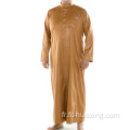 Les hommes islamiques portent du thobemuslim long kurta